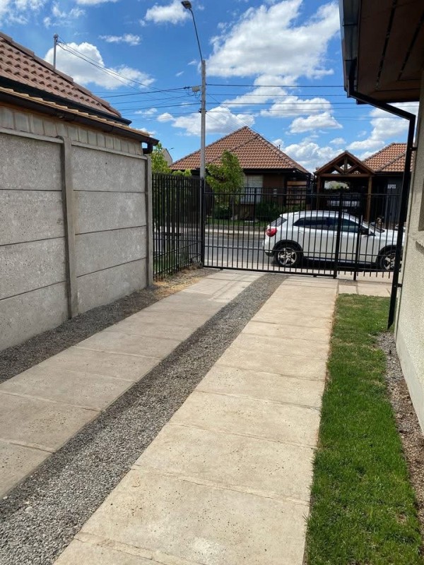 3 Dormitorios, 2 Baños, Amplio Patio, Excelente Sector,