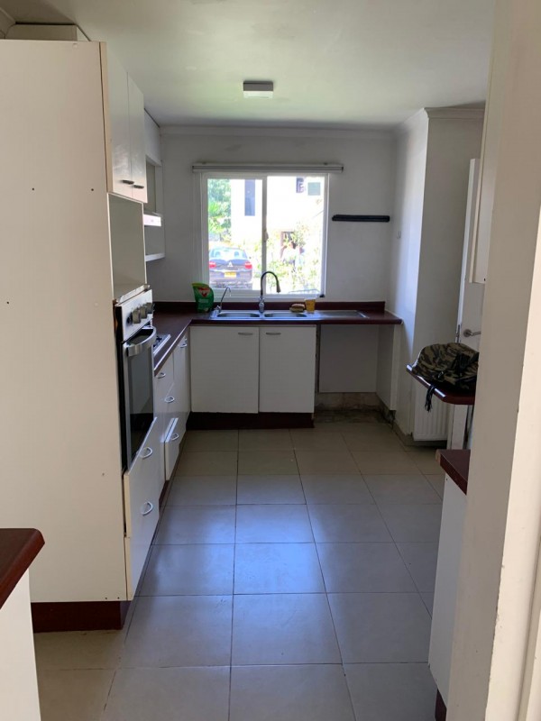 Se Vende Amplia Casa en Condominio los Alerces, Colina.