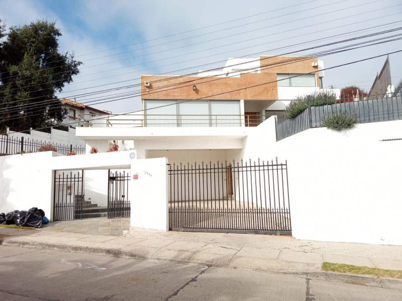 Fotografía de Hermosa Casa en San Joaquín Con Excelente Vista A la Ciudad.