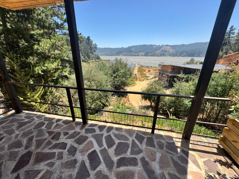 Venta de Gran Casa en Lago Vichuquén, Sector Aquelarre