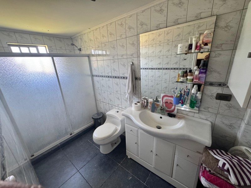 Venta de Gran Casa Con Amplio Galpón, Sector Vista Hermosa