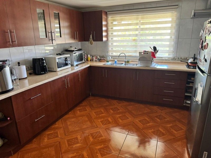 Venta de Gran Casa Con Amplio Galpón, Sector Vista Hermosa