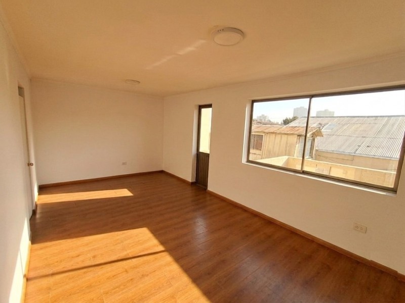 Emplazado en Calle Brasil, 4 Cuartos 2 Baños, Sin Gs Comunes