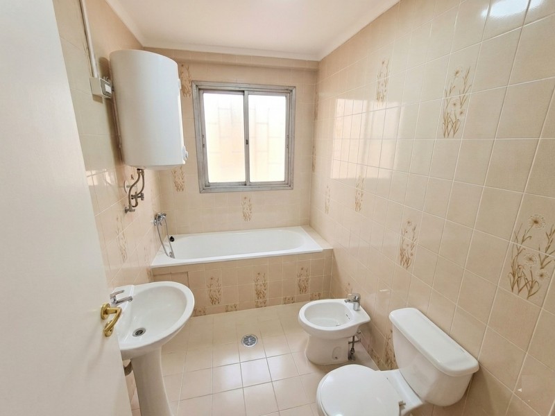 Emplazado en Calle Brasil, 4 Cuartos 2 Baños, Sin Gs Comunes