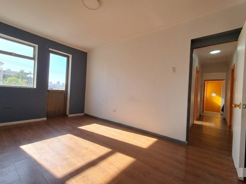 Emplazado en Calle Brasil, 4 Cuartos 2 Baños, Sin Gs Comunes