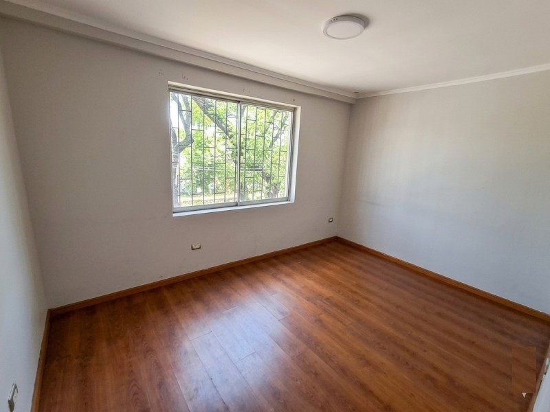 Emplazado en Calle Brasil, 4 Cuartos 2 Baños, Sin Gs Comunes