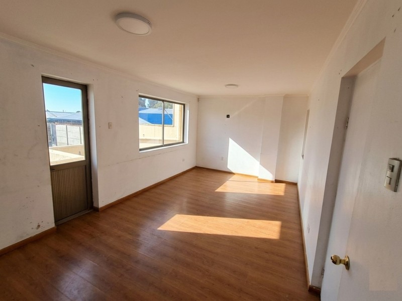 Emplazado en Calle Brasil, 4 Cuartos 2 Baños, Sin Gs Comunes