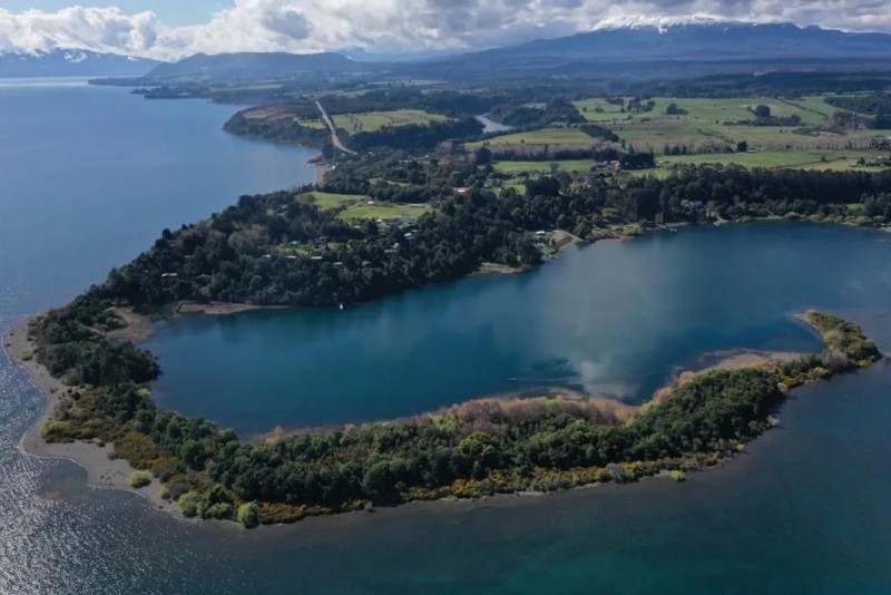 Espectacular Parcela Con Acceso Al Lago y Bahía.-