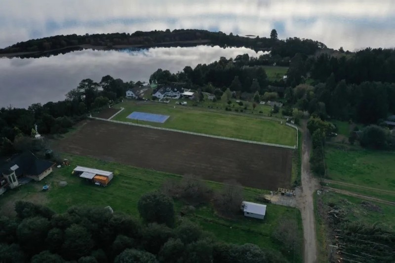 Espectacular Parcela Con Acceso Al Lago y Bahía.-