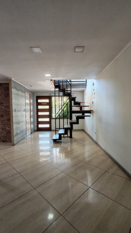 Moderna Casa Con Gran Presencia y Excelente Potencial