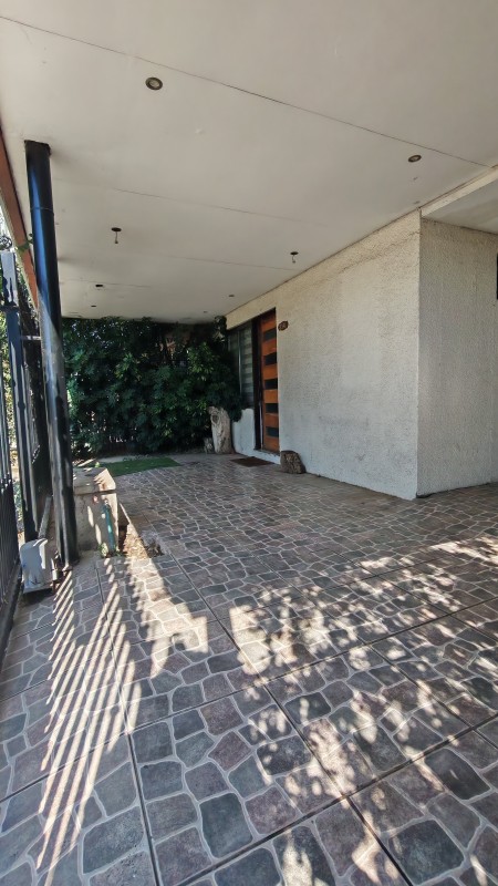 Moderna Casa Con Gran Presencia y Excelente Potencial