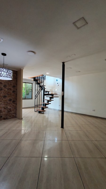 Moderna Casa Con Gran Presencia y Excelente Potencial