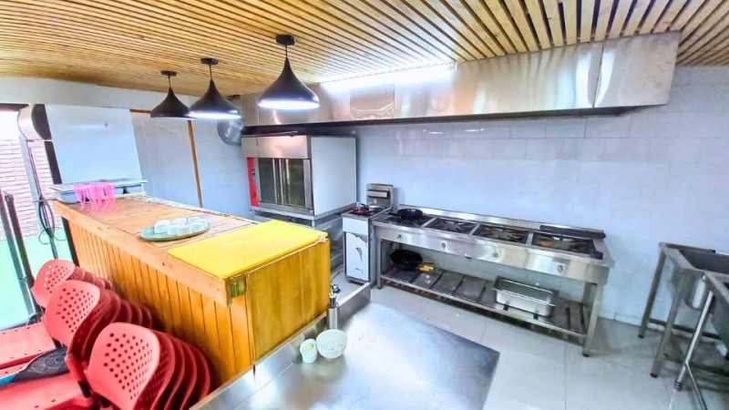 Venta Casa 240 Mts. / 3 Locales + 2 Deptos. Interiores