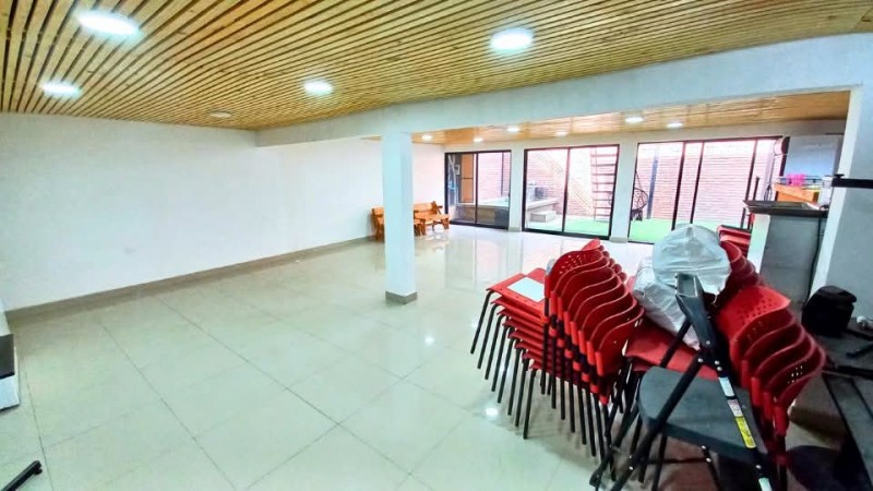 Venta Casa 240 Mts. / 3 Locales + 2 Deptos. Interiores