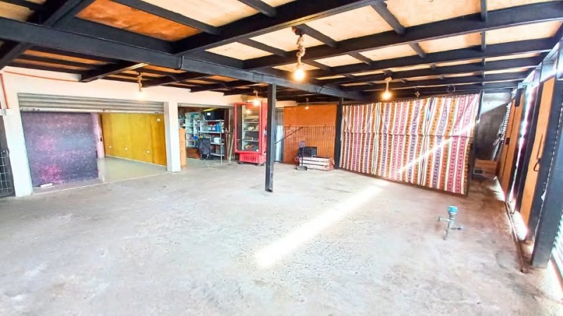 Venta Casa 240 Mts. / 3 Locales + 2 Deptos. Interiores