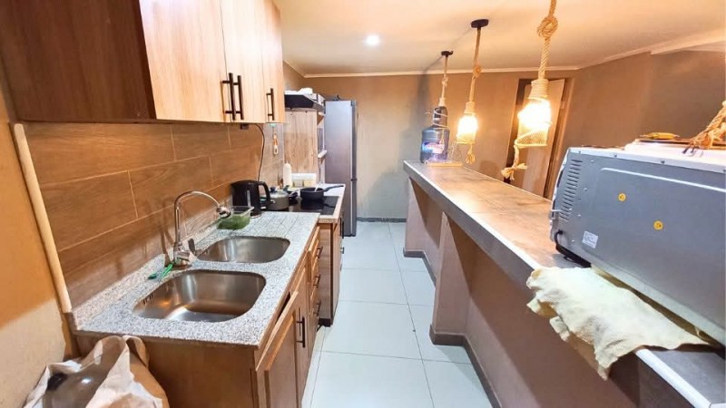 Venta Casa 240 Mts. / 3 Locales + 2 Deptos. Interiores