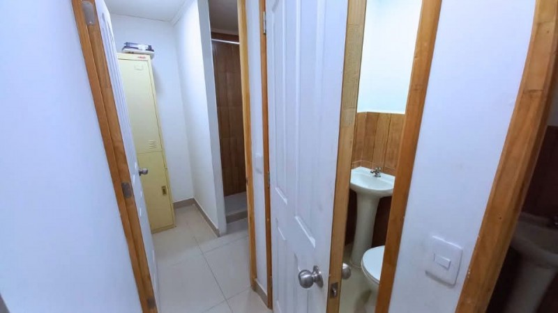 Venta Casa 240 Mts / 3 Locales + 2 Deptos. Interior / Amplio