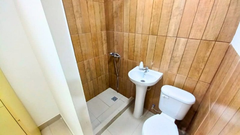 Venta Casa 240 Mts / 3 Locales + 2 Deptos. Interior / Amplio