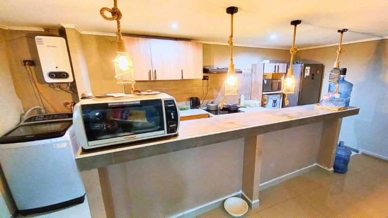 Venta Casa 240 Mts / 3 Locales + 2 Deptos. Interior / Amplio