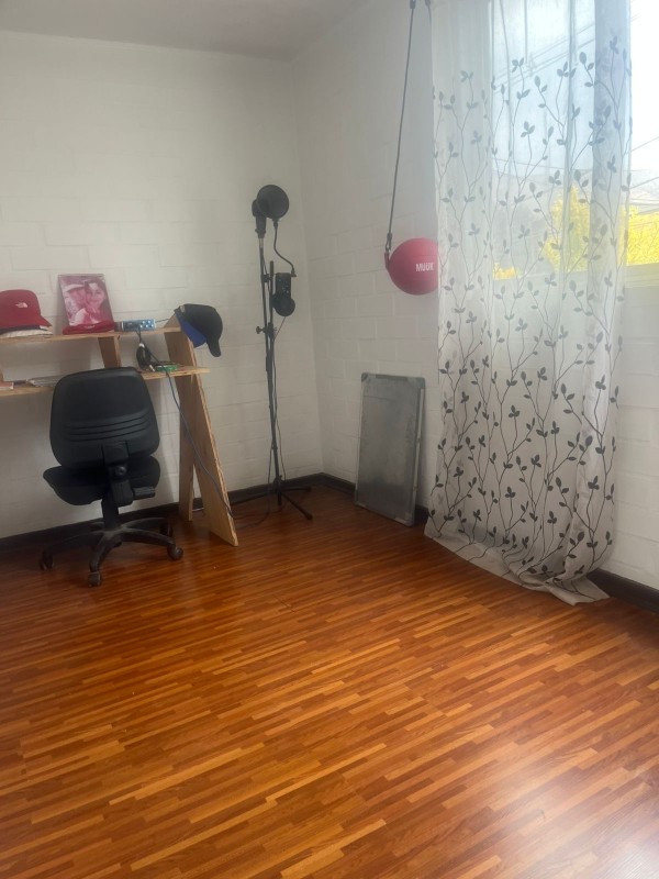 Vende Acogedora Casa de 2 Pisos en Centro de Lampa. 3D+2B