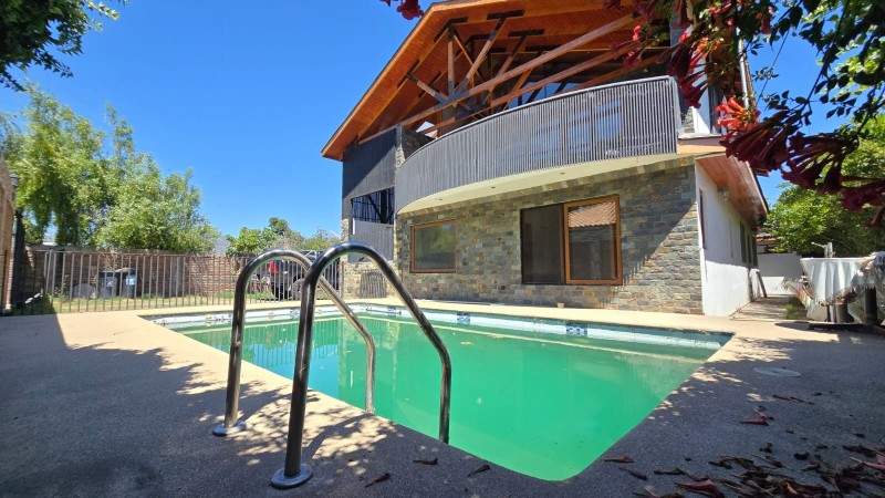 Amplia Casa en Venta en Av. Principal en Isla de Maipo