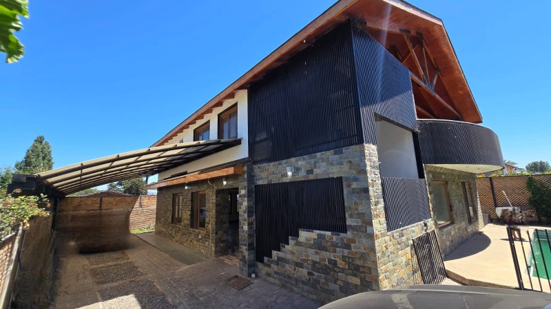 Amplia Casa en Venta en Av. Principal en Isla de Maipo