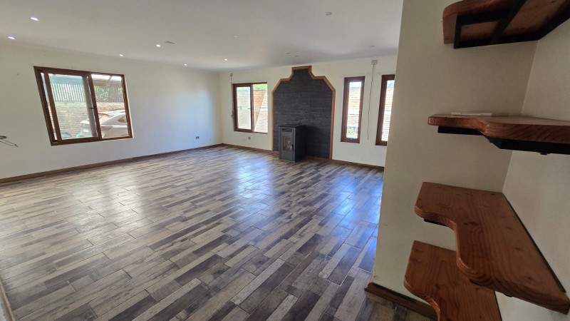 Amplia Casa en Venta en Av. Principal en Isla de Maipo