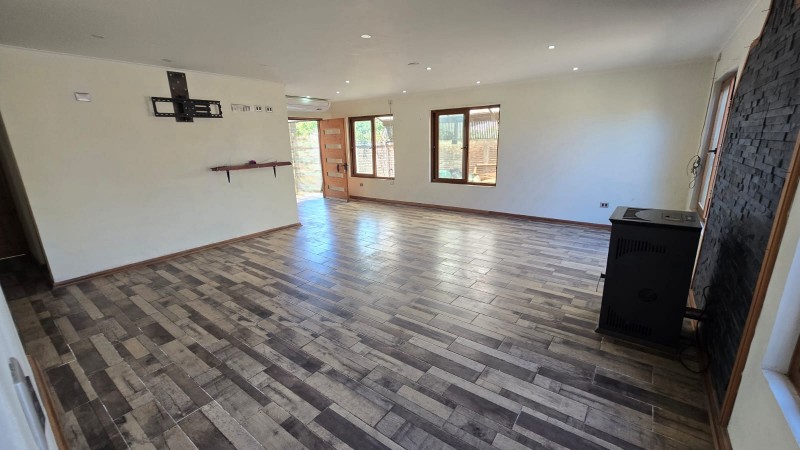Amplia Casa en Venta en Av. Principal en Isla de Maipo
