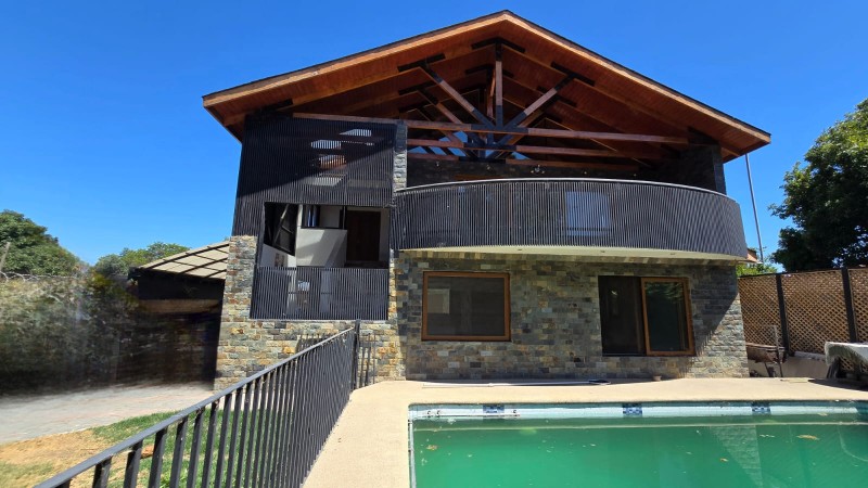 Amplia Casa en Venta en Av. Principal en Isla de Maipo
