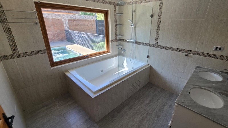 Amplia Casa en Venta en Av. Principal en Isla de Maipo