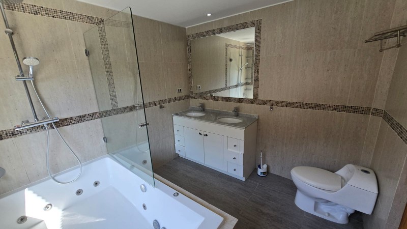 Amplia Casa en Venta en Av. Principal en Isla de Maipo