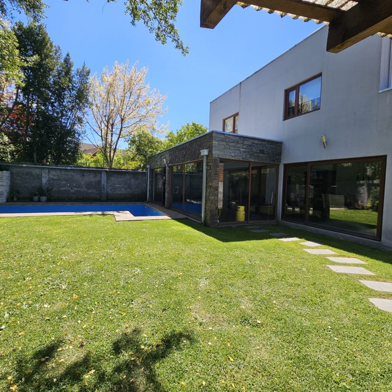 Vendemos Casa de 2 Pisos Estilo Mediterraneo