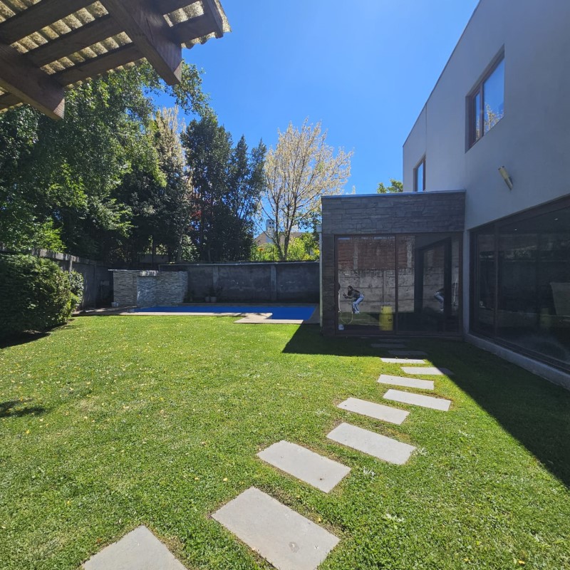 Vendemos Casa de 2 Pisos Estilo Mediterraneo