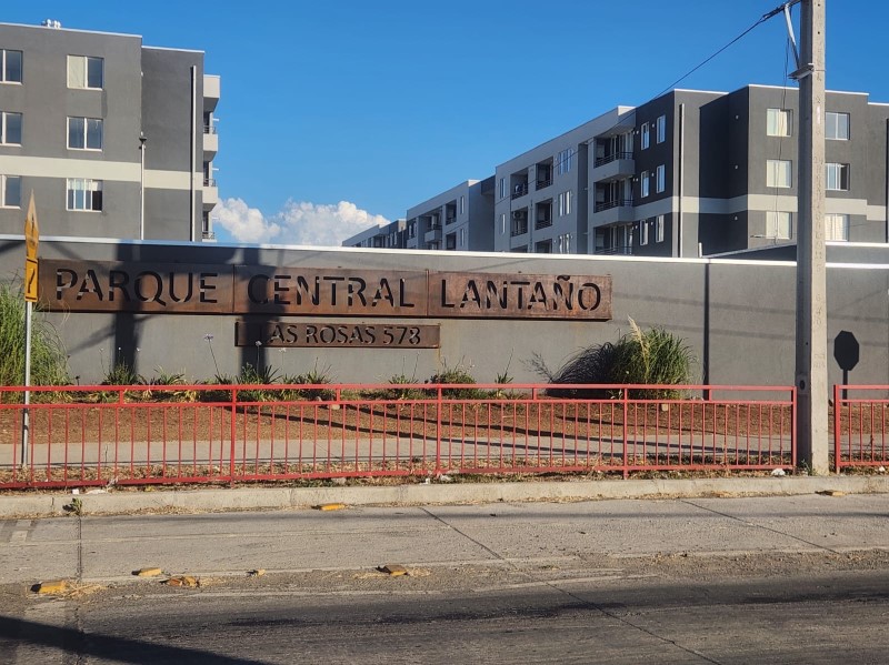 Arrienda Departamento Nuevo en Condominio Central Lantaño