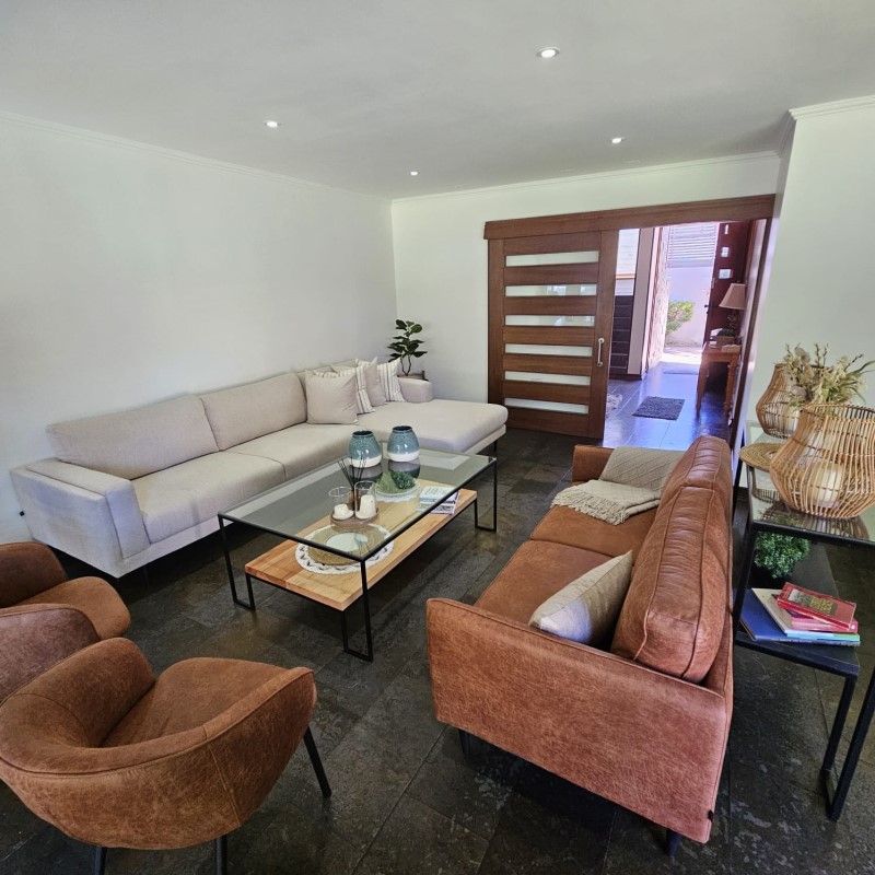 Vendemos Casa de 2 Pisos Estilo Mediterraneo