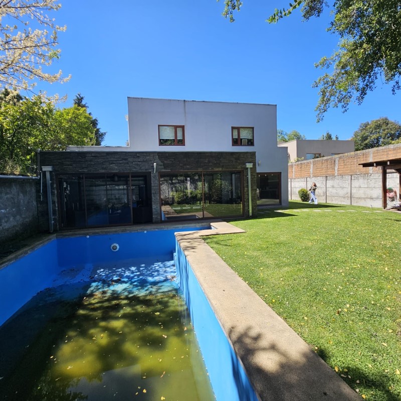 Vendemos Casa de 2 Pisos Estilo Mediterraneo