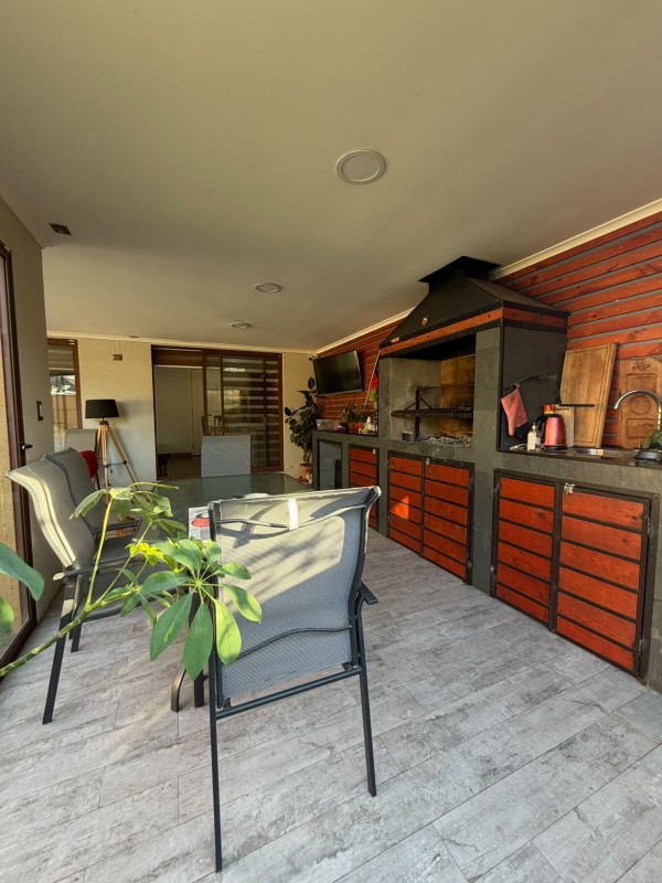 Casa en Venta en Barrio los Maderos Con Piscina y Quincho