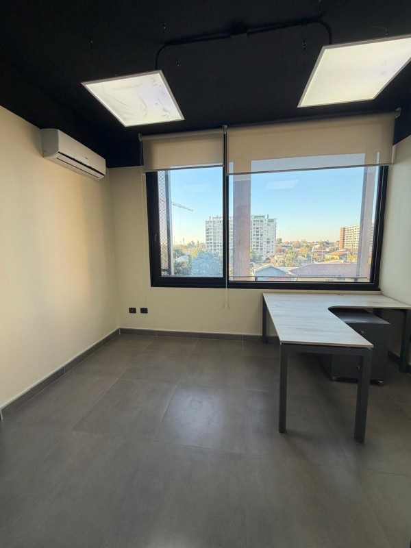Arriendo Oficina Equipada en Edificio Urbano 18S