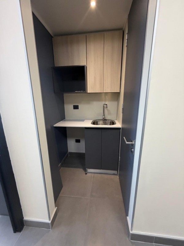Arriendo Oficina Equipada en Edificio Urbano 18S