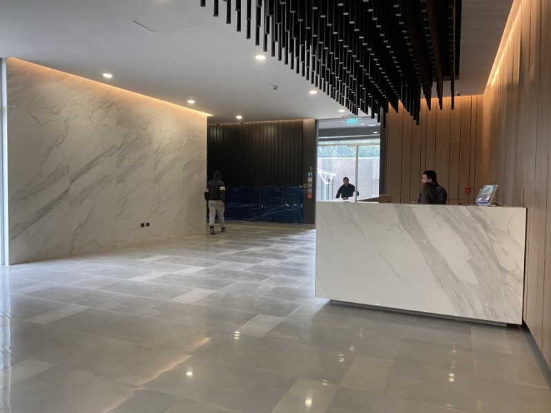 Arriendo Oficina Equipada en Edificio Urbano 18S