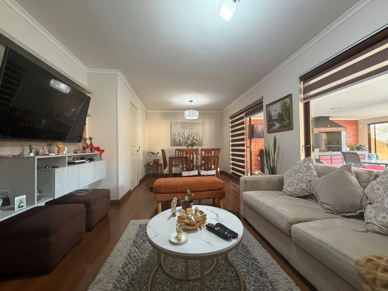 Casa en Venta en Barrio los Maderos Con Piscina y Quincho