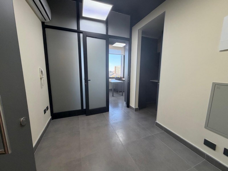 Arriendo Oficina Equipada en Edificio Urbano 18S