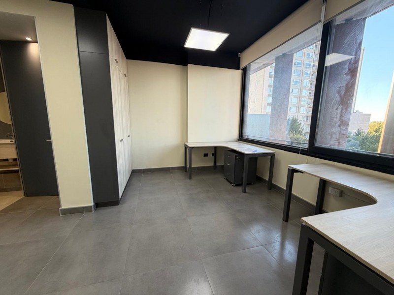 Arriendo Oficina Equipada en Edificio Urbano 18S