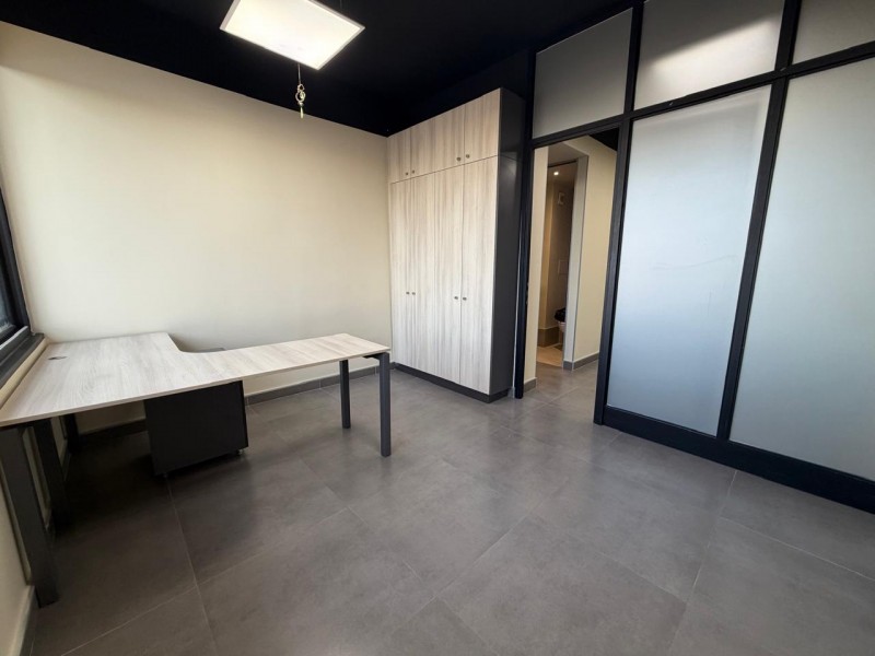 Arriendo Oficina Equipada en Edificio Urbano 18S