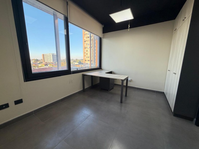 Arriendo Oficina Equipada en Edificio Urbano 18S