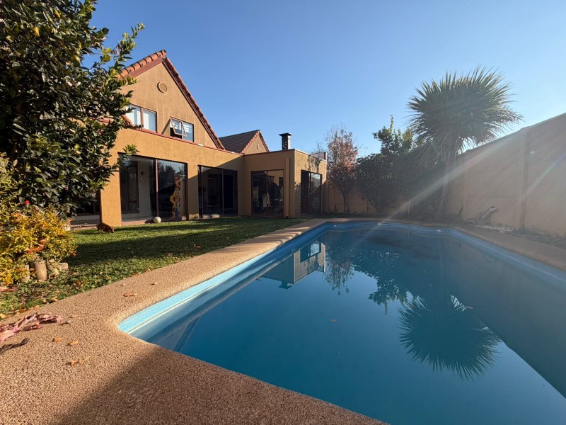 Fotografía de Casa en Venta en Barrio los Maderos Con Piscina y Quincho