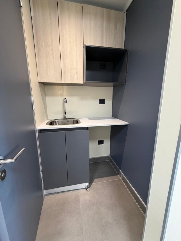 Arriendo Oficina Equipada en Edificio Urbano 18S