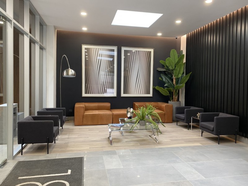 Arriendo Oficina Equipada en Edificio Urbano 18S