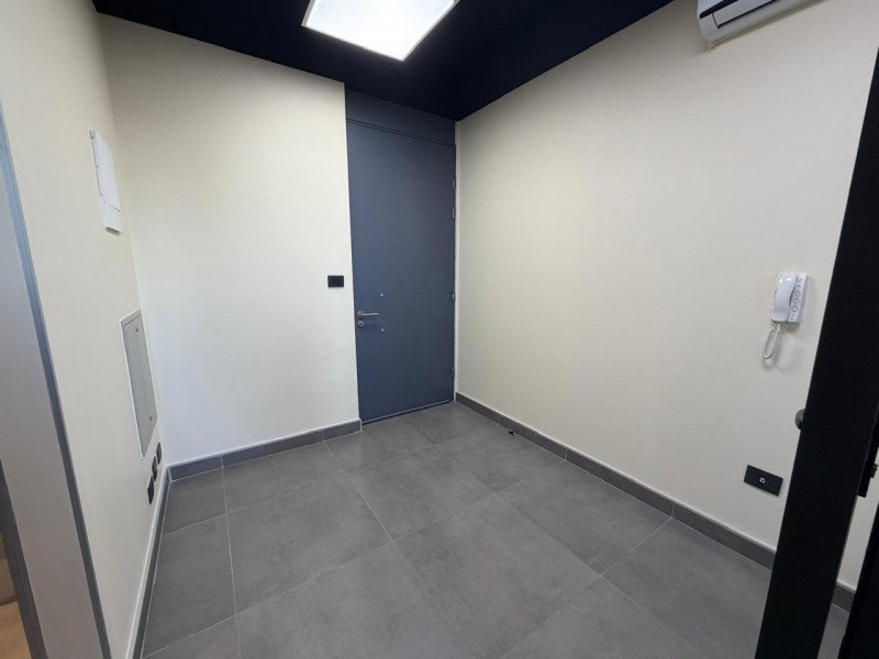Arriendo Oficina Equipada en Edificio Urbano 18S