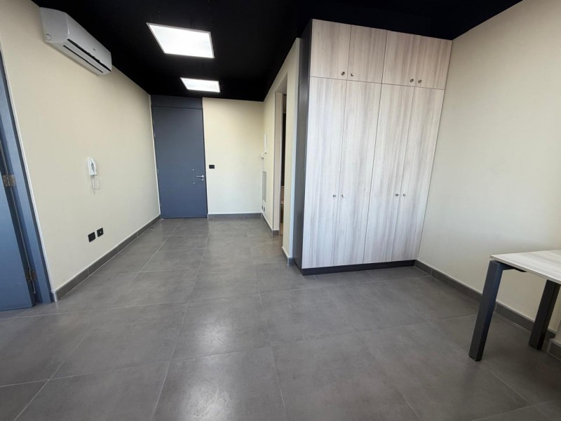 Arriendo Oficina Equipada en Edificio Urbano 18S
